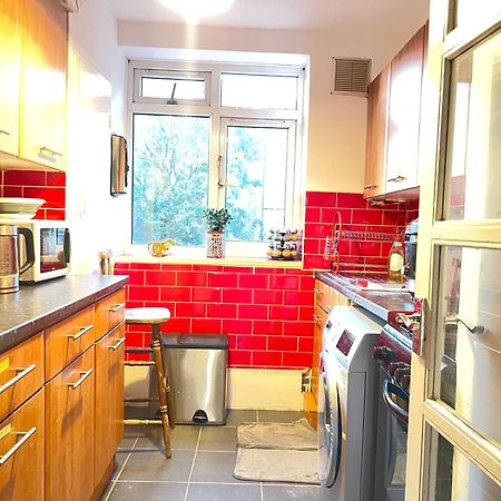 Room With King Size Bed And Shared Kitchen Raynes Park Eksteriør billede