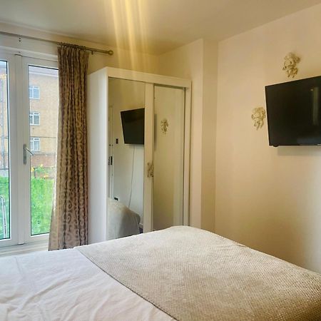 Room With King Size Bed And Shared Kitchen Raynes Park Eksteriør billede