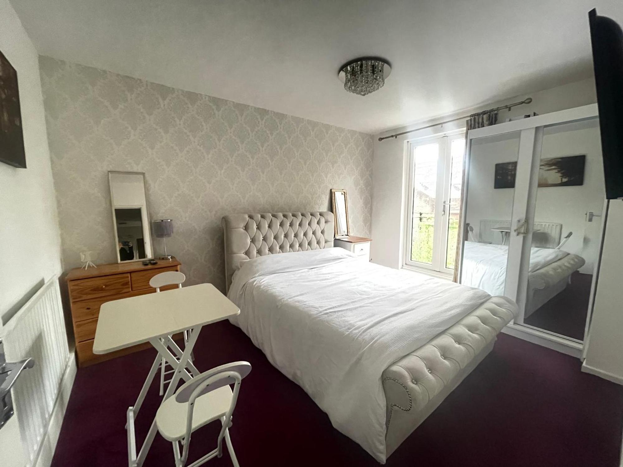 Room With King Size Bed And Shared Kitchen Raynes Park Eksteriør billede