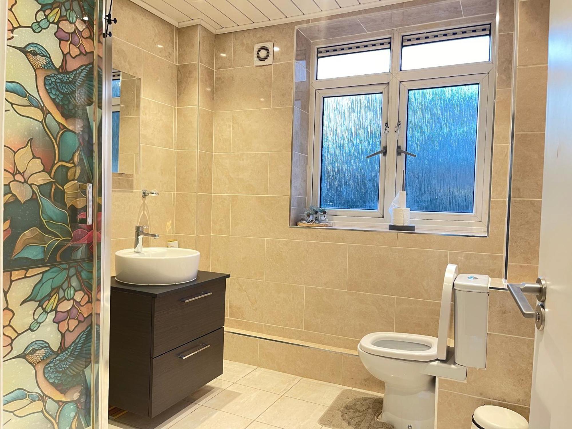Room With King Size Bed And Shared Kitchen Raynes Park Eksteriør billede