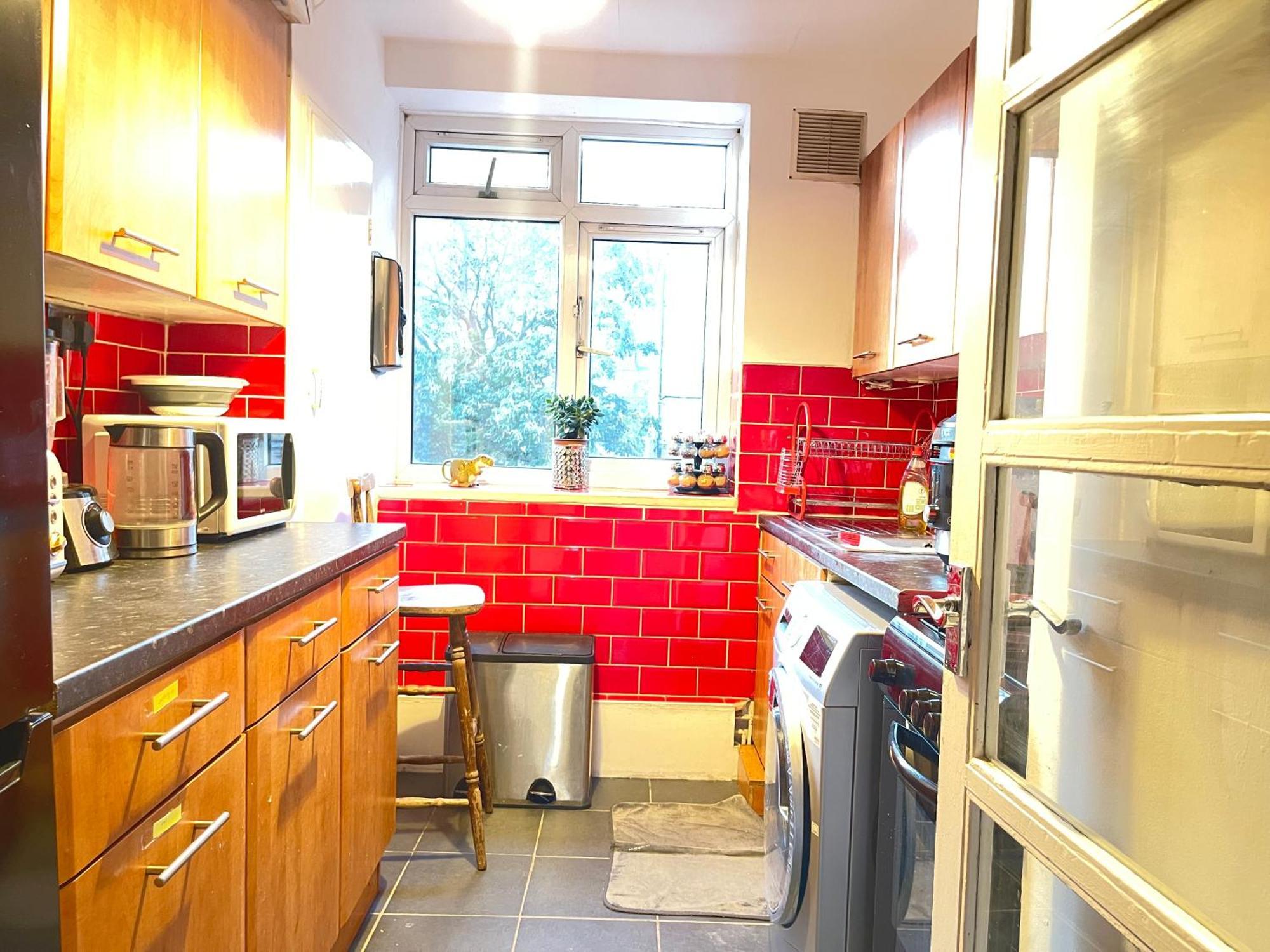 Room With King Size Bed And Shared Kitchen Raynes Park Eksteriør billede