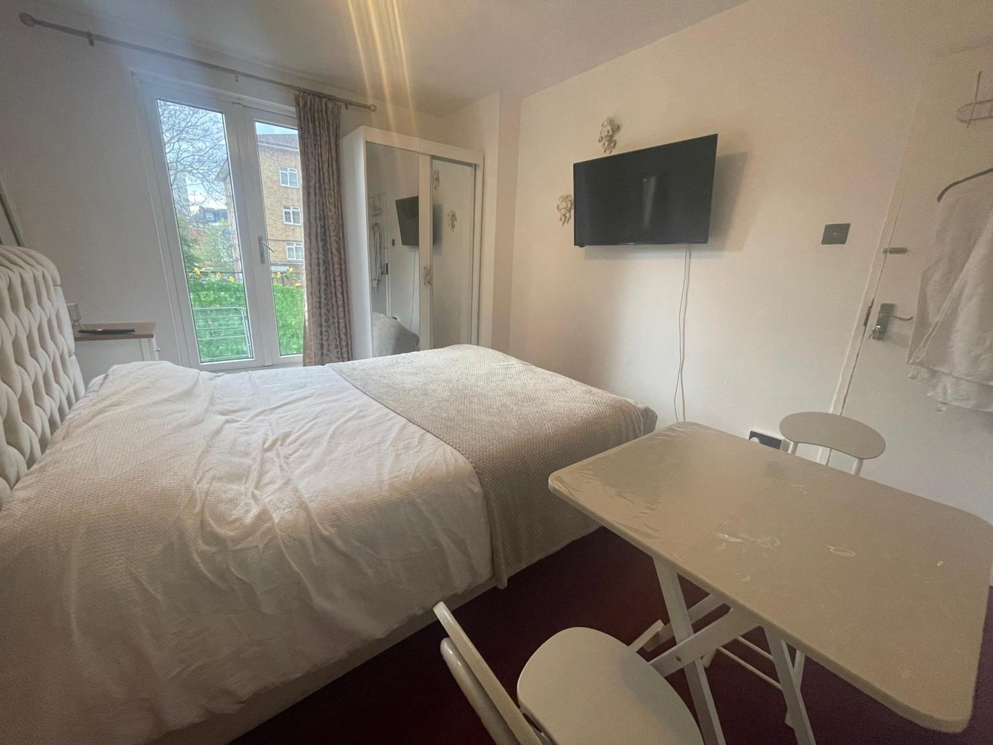 Room With King Size Bed And Shared Kitchen Raynes Park Eksteriør billede