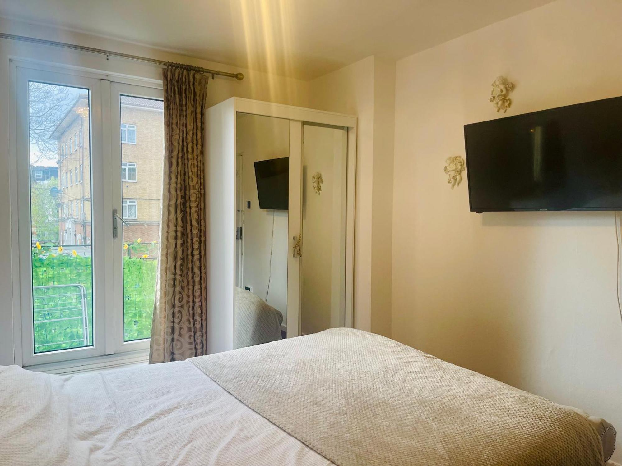Room With King Size Bed And Shared Kitchen Raynes Park Eksteriør billede